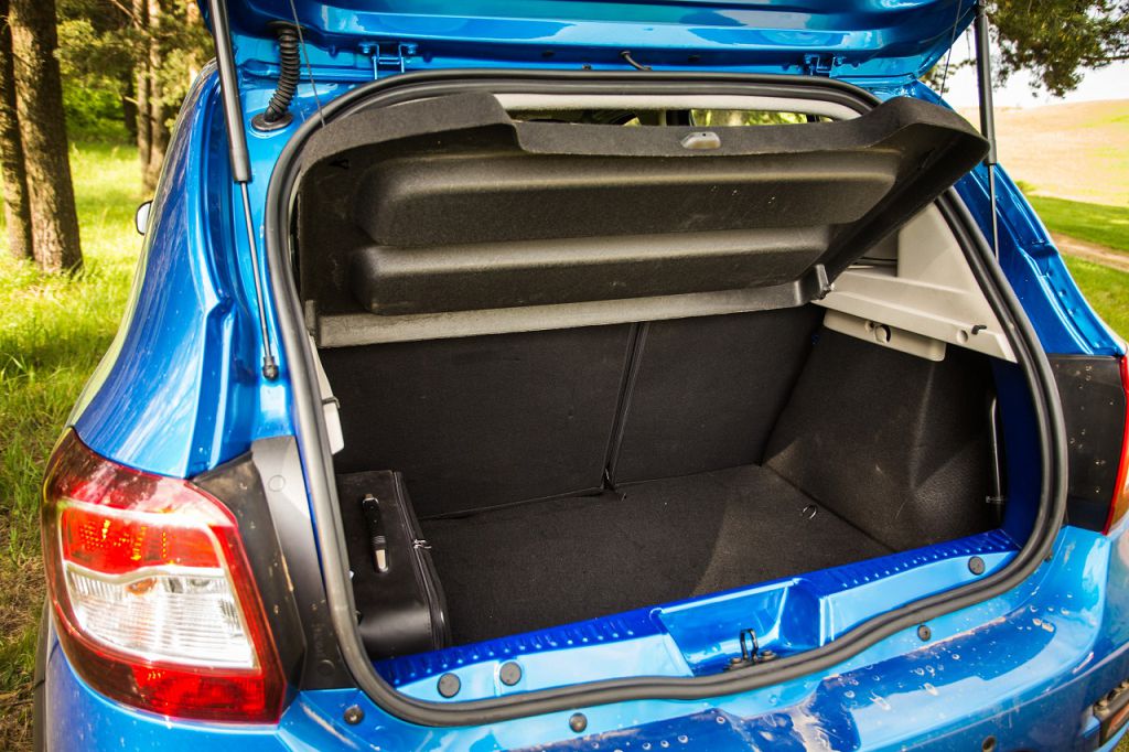 Накладки на проем двери багажника для Renault Sandero 2009+