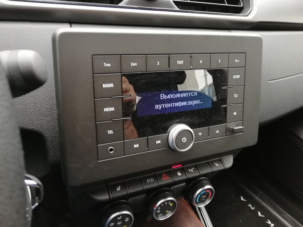 В штатной магнитоле Renault Arkane установлен передний блок для записи речи